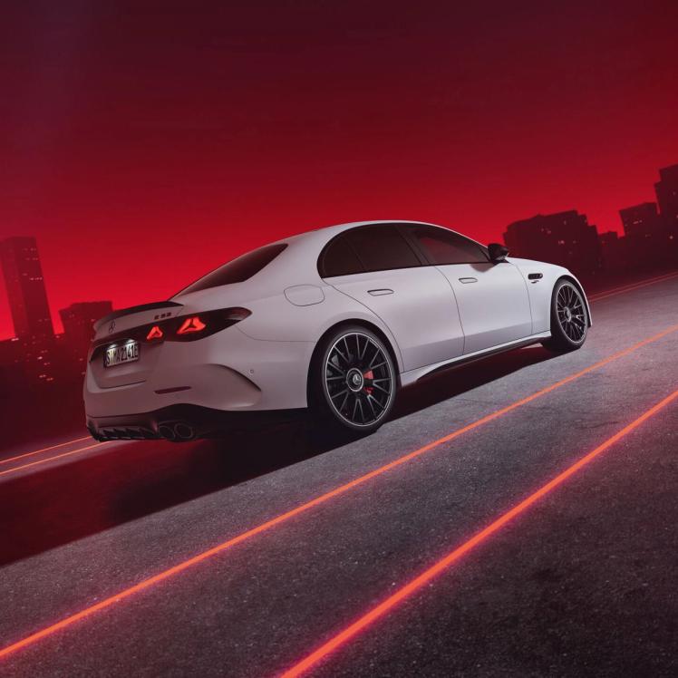 Mercedes-AMG E 53 Limousine Seitenansicht.