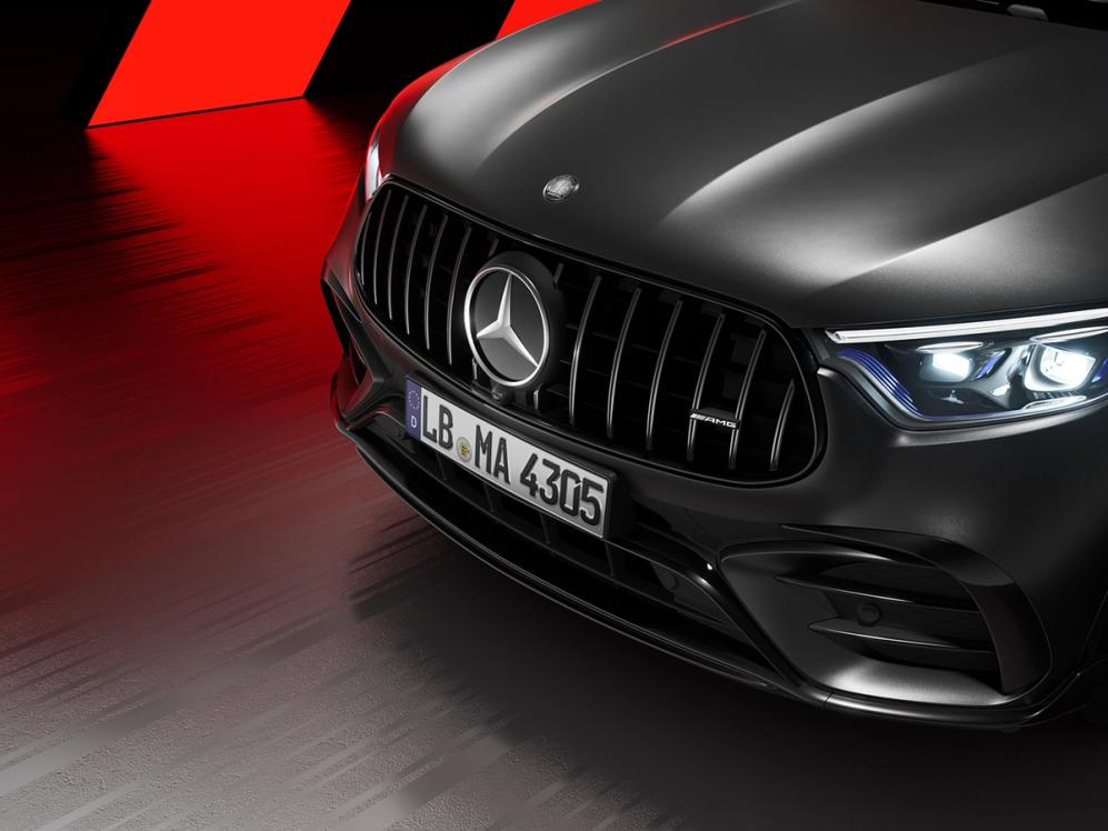 Nahaufnahme von Motorhaube und Kühlergrill des neuen Mercedes-AMG GLC 63 S E PERFORMANCE.