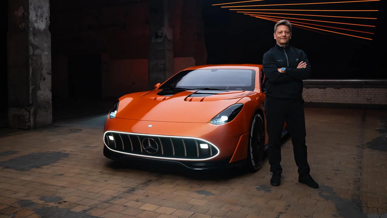 Chefingenieur der AMG.EA-Plattform Oliver Wiech steht vor dem CONCEPT AMG GT XX
