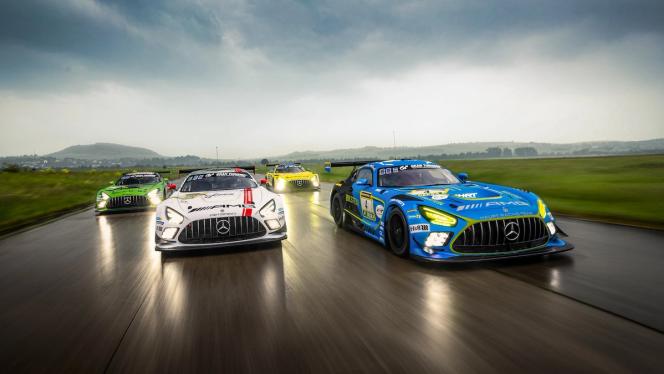 Mehrere Mercedes-AMG GT Sport Fahrzeuge während der Fahrt auf der Rennstrecke