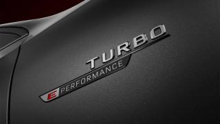 Nahaufnahme des "Turbo E PERFORMANCE" Schriftzugs.