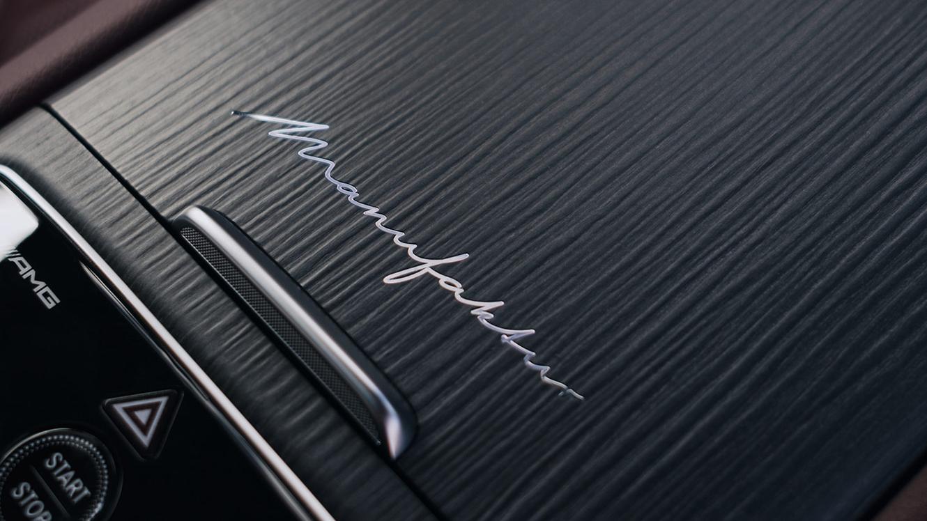 Der MANUFAKTUR Schriftzug auf der MIttelkonsole eines Mercedes-AMGs.