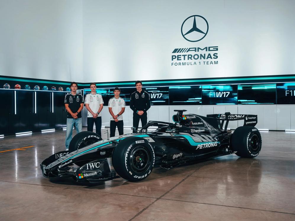 Kimi Antonelli, George Russell und Toto Wolff mit dem W17.