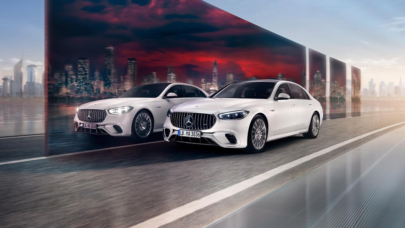Zwei Mercedes-AMG S 63 E PERFORMANCE Limousinen fahren nebeneinander her..
