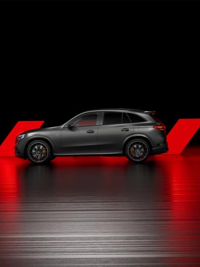 Seitliche Ansicht des neuen Mercedes-AMG GLC 63 S E PERFORMANCE.