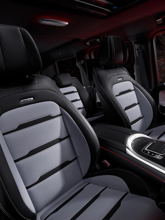 Innenraumaufnahme mit Sitzen.